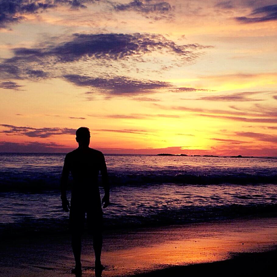 Silueta frente a un atardecer cálido, símbolo de esperanza y continuidad